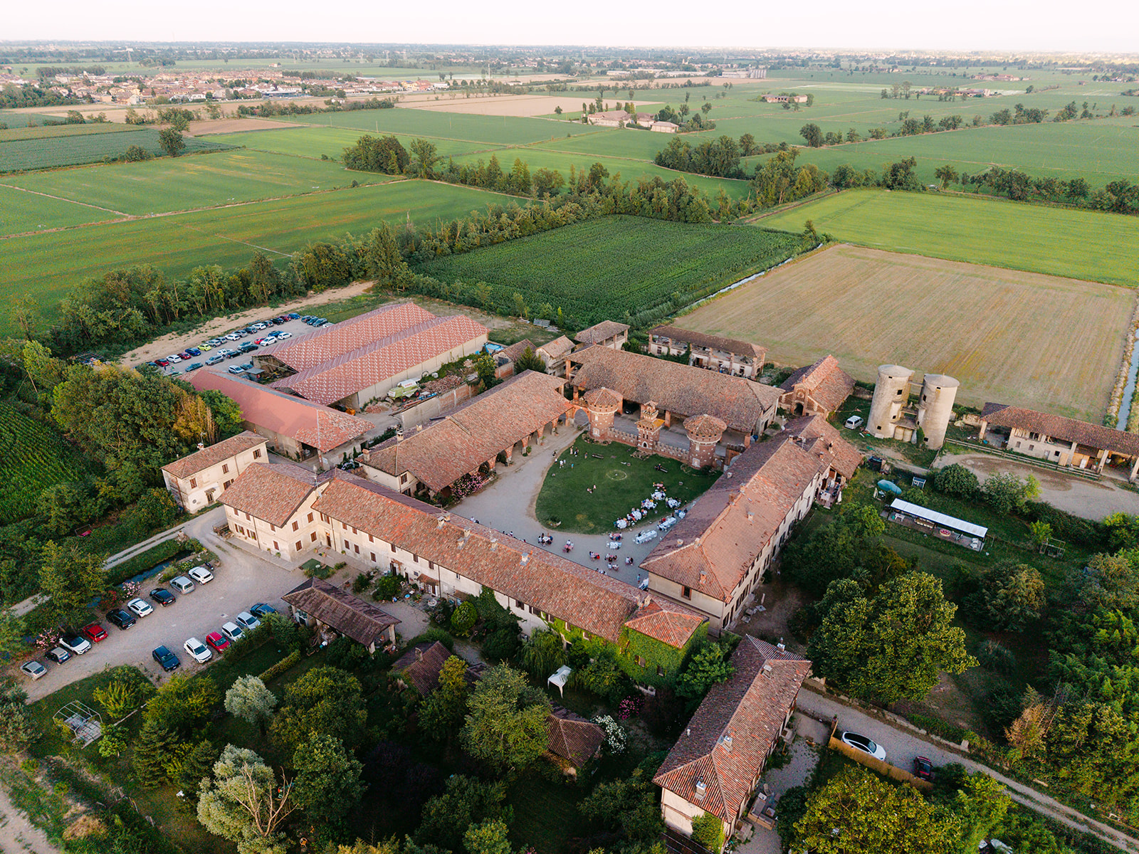 Veduta aerea della tenuta Mahthildis tra i campi di Vermezzo, vicino Milano