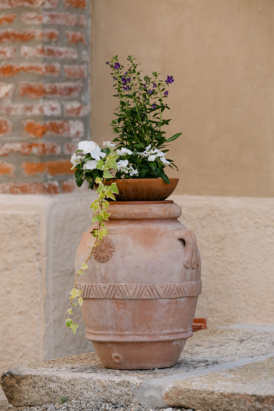 Vaso in terracotta con fiori accanto alla facciata di Mahthildis