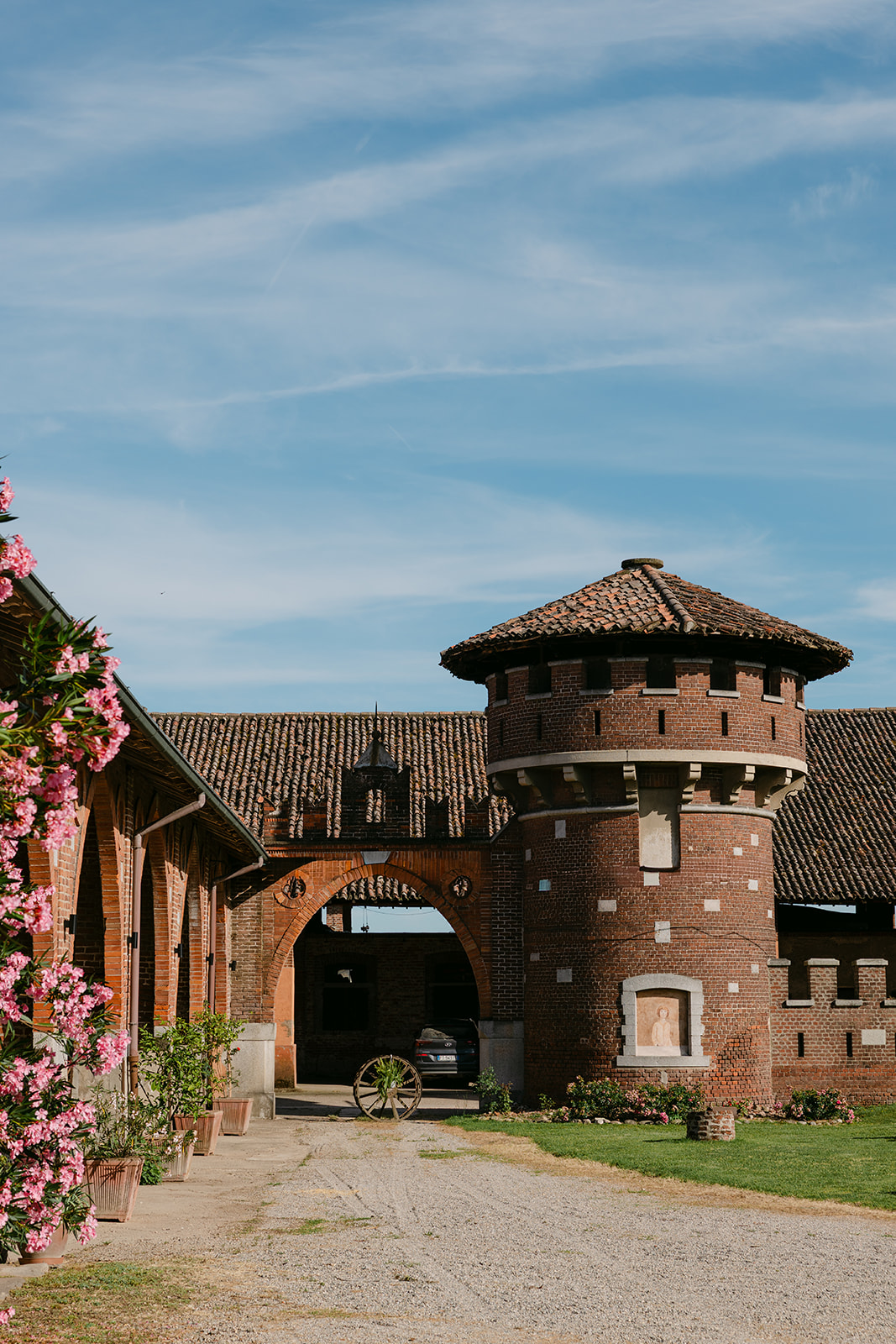 Torre in mattoni e arco d’ingresso della corte Mahthildis