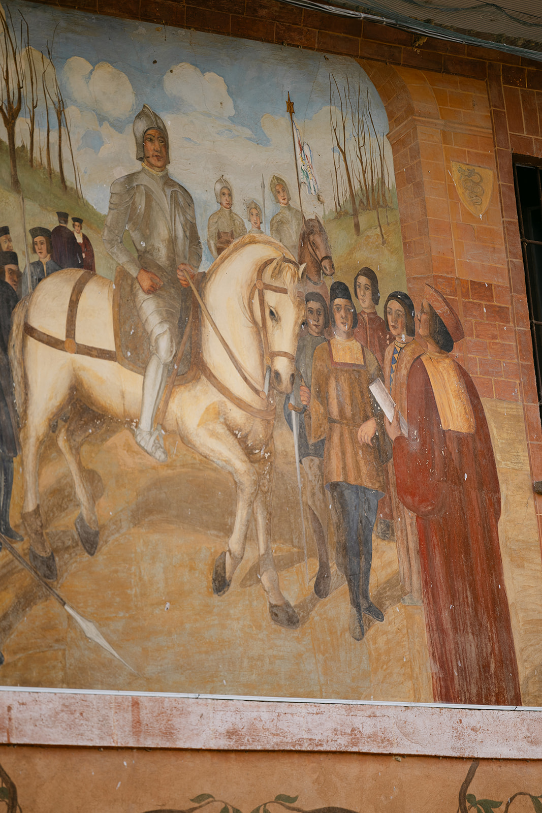 Affresco storico con cavallo e figure sulla parete della tenuta Mahthildis